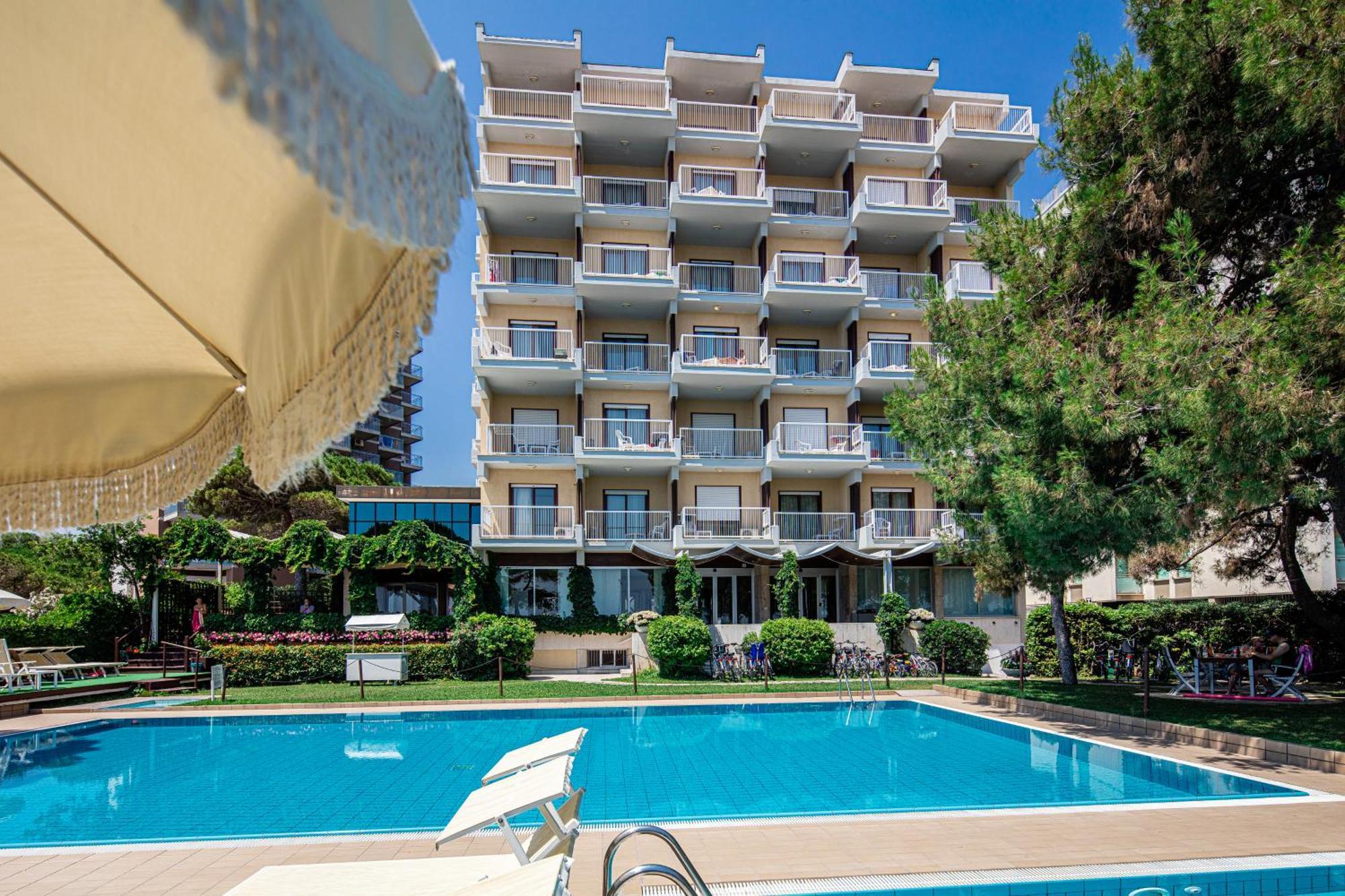 Hotel Atlantic Lignano Sabbiadoro Ngoại thất bức ảnh